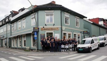 MOE-HJØRNET: Alle de ansatte foran fargehandel Ragnvald Moe på «Moe-hjørnet i Storgata 115 i Lillehammer. (Foto: Ragnvald Moe AS) MOE-HJØRNET: Alle de ansatte foran fargehandel Ragnvald Moe på «Moe-hjørnet i Storgata 115 i Lillehammer. (Foto: Ragnvald Moe AS)