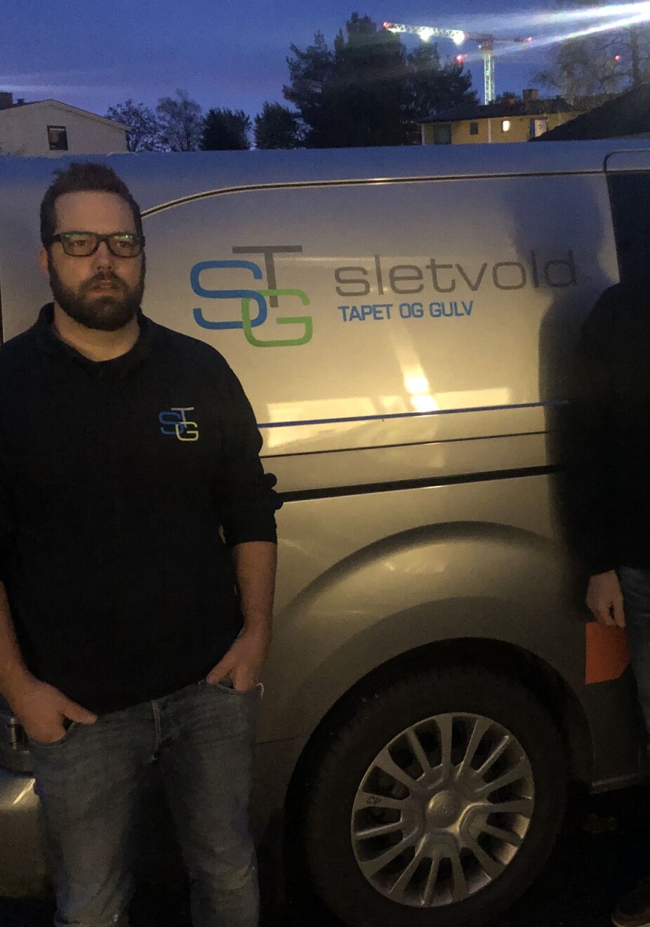 DRIVKRAFT: Daglig leder Knut Sletvold (t.h) og formann Christian Holen sier det er positivt for Sletvold Tapet & Gulv å bli en del av et større system gjennom Håndverksgurppen.
