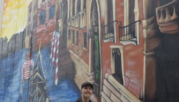 VEGGMALERI: Graffitikunstner Tom Erik Heimdal Nykås har drevet med graffiti i 20 år. Siste to-tre årene har han malt veggmalerier som dette i Storgata 14 i Lillestrøm. VEGGMALERI: Graffitikunstner Tom Erik Heimdal Nykås har drevet med graffiti i 20 år. Siste to-tre årene har han malt veggmalerier som dette i Storgata 14 i Lillestrøm.