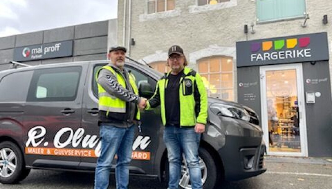 INNLEMMES: Robert Olufsen (f.v.) i maler- og gulvfirmaet R. Olufsen på Ålgård blir nå en del av H & M Malerservice. Her sammen med daglig leder Magnor Kolnes. INNLEMMES: Robert Olufsen (f.v.) i maler- og gulvfirmaet R. Olufsen på Ålgård blir nå en del av H & M Malerservice. Her sammen med daglig leder Magnor Kolnes.