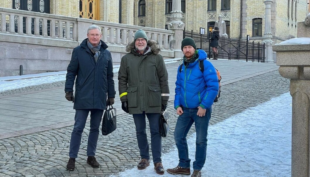 STORTINGET: F.v. Stein Hesstvedt i MLF, Jørgen Leegaard i BNL og Jens Erik Solberg i Oslo Malermesterlaug var i møte med SPs Per Olaf Lundteigen for å diskutere kompetanse i håndverksbransjen forrige fredag. STORTINGET: F.v. Stein Hesstvedt i MLF, Jørgen Leegaard i BNL og Jens Erik Solberg i Oslo Malermesterlaug var i møte med SPs Per Olaf Lundteigen for å diskutere kompetanse i håndverksbransjen forrige fredag.