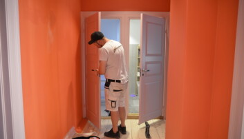FRISKE: Ferskenfargen i gangen utenfor soverommene er kanskje den mest markante fargen i leiligheten. Her holder prosjektleder i Malermester K. Langmo AS, Toralf Moland, på med siste finish av leiligheten.