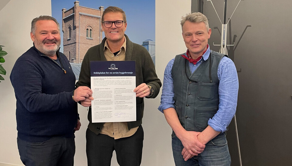 STØTTER: AF Håndverk AF Håndverk forplikter seg til å arbeide for en seriøs byggenæring. På bilde: f.v. Arvid Engebretsen, Dagleg leder i AF Håndverk, Ole Christian Kirkestuen, styremedlem i AF Håndverk og Lars Mamen, Fair Play Bygg Oslo og omegn.