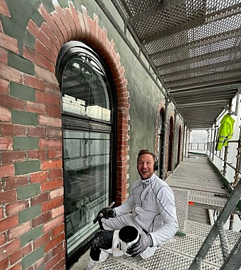 NY FARGE: Teglsteinen kommer fram på en helt annen måte med den nye fasadefargen, mener Marthe Lunde. På bildet: Maler Andreas Forsmann hos JPL AS. NY FARGE: Teglsteinen kommer fram på en helt annen måte med den nye fasadefargen, mener Marthe Lunde. På bildet: Maler Andreas Forsmann hos JPL AS.