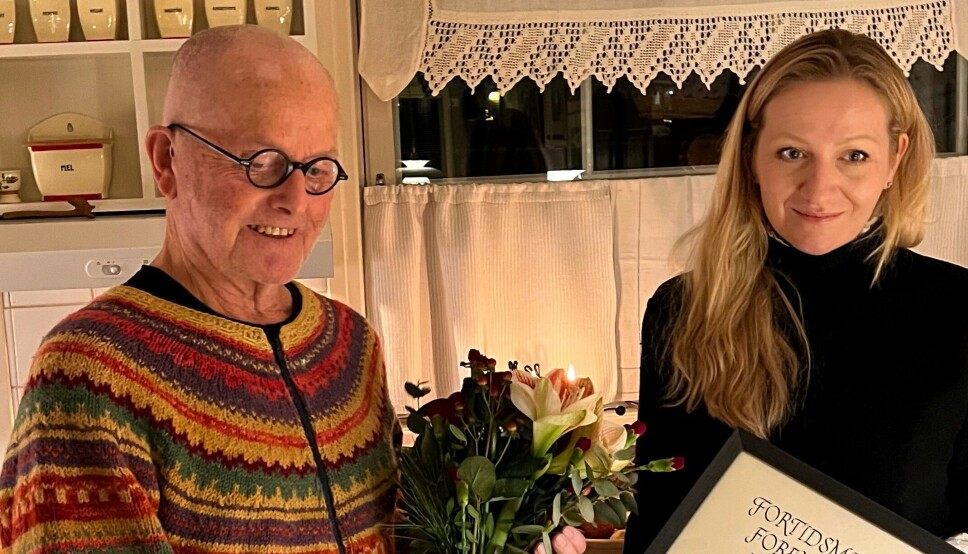 OVERRAKTE PRISEN: – Boken «Dekorasjonsmaling i Nord-Østerdalen og Røros-bygdene» dokumenterer og formidler uvurderlig kunnskap om dekorasjonsmaling og er kort og godt et praktverk, til glede for dagens lesere, og ikke minst for fremtidige generasjoner, sa Bianca Wessel, styreleder i Fortidsminneforeningen Hedmark fylkesavdeling, da hun overrakte prisen og blomster til Spangen.