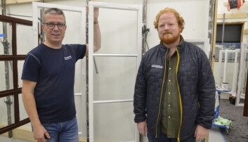 FERDIG RENSET: Her er malermester Truls Bratfoss og avdelingsleder Rino Ringsrød foran et ferdig renset vindu med hjørnebeslag.