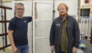FERDIG RENSET: Her er malermester Truls Bratfoss og avdelingsleder Rino Ringsrød foran et ferdig renset vindu med hjørnebeslag. FERDIG RENSET: Her er malermester Truls Bratfoss og avdelingsleder Rino Ringsrød foran et ferdig renset vindu med hjørnebeslag.
