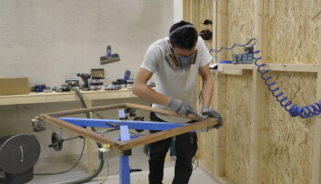 SKRAPEROMMET: I skraperommet fjernes all maling og kitt, og glasset tas ut. SKRAPEROMMET: I skraperommet fjernes all maling og kitt, og glasset tas ut.