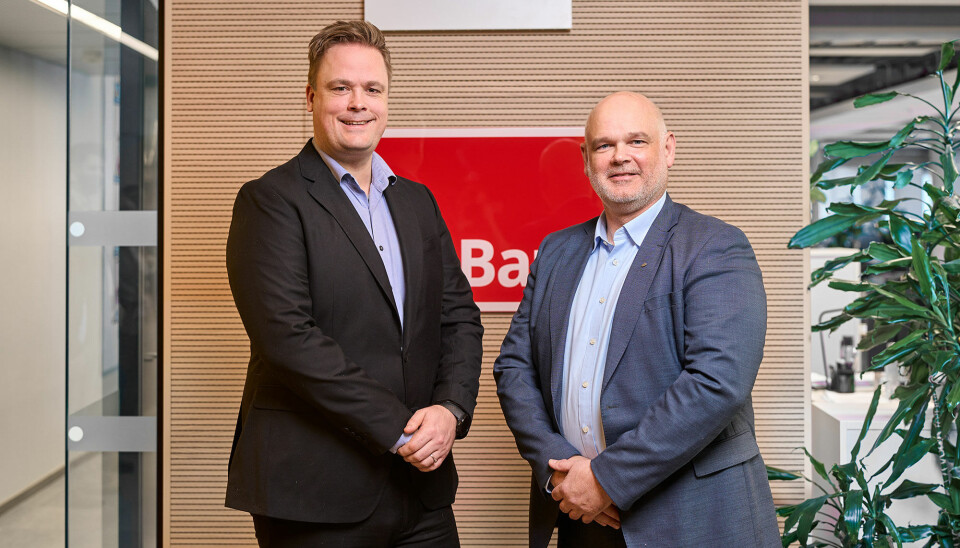 SAMARBEIDER: I prosjektet Tettpå boligkjøper samarbeider Skatteetaten og BN Bank om å mobilisere lånekunder i bygge- og oppussingsmodus om kjøp av håndverkertjenester. På bildet er (f.v.) Endre Jo Reite i BN Bank og Erik Nilsen i Skatteetaten.
