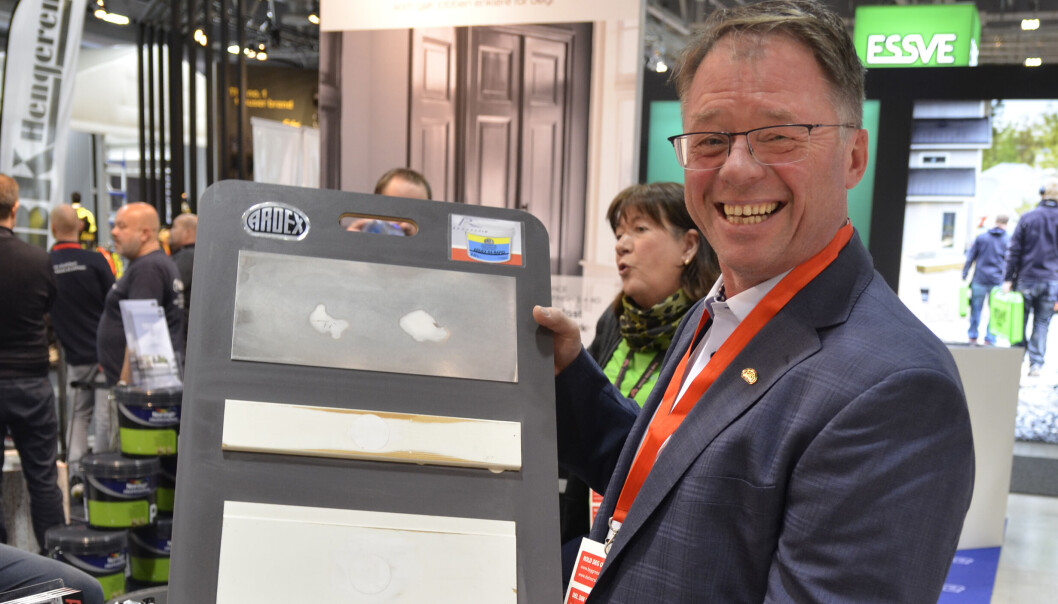 RASK HEFTFASE: Ardex AF 145 har forbedret smøreevne, svak lukt og rask heftfase, forteller Per Gunnar Jansen i Ardex. RASK HEFTFASE: Ardex AF 145 har forbedret smøreevne, svak lukt og rask heftfase, forteller Per Gunnar Jansen i Ardex.