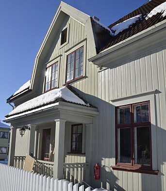 RESTAURERING: Både malermestre og svenner fra Ragnvald Moe har vært med for å lære om restaurering på Maihaugen. Her fra restaureringen av Svenneby Åsen villaen fra 1915.