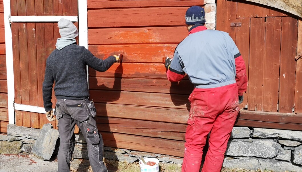 KOMPOSISJONSMALING: Én av samlingene på bygningsvernstudiet er dedikert til overflatebehandling, ellers går det mye i tre. Her males det med komposisjonsmaling. KOMPOSISJONSMALING: Én av samlingene på bygningsvernstudiet er dedikert til overflatebehandling, ellers går det mye i tre. Her males det med komposisjonsmaling.
