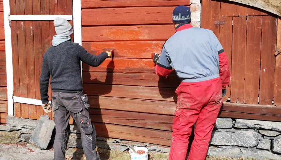 KOMPOSISJONSMALING: Én av samlingene på bygningsvernstudiet er dedikert til overflatebehandling, ellers går det mye i tre. Her males det med komposisjonsmaling. KOMPOSISJONSMALING: Én av samlingene på bygningsvernstudiet er dedikert til overflatebehandling, ellers går det mye i tre. Her males det med komposisjonsmaling.