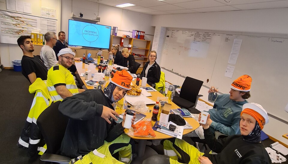 PRESENTASJON: Her foregår presentasjon av maling- og sparkelprodukter av Jotun. Nærmest skjermen til venstre er Morten Ramm (Jotun). Ved siden av ham på venstre side er Alf Tore Bjørlo (instruktør). Videre de åtte lærlingene: Ali H. A. Hussauny, Edvardt Mesrobian, Daniel S. Danielsen, Robin C.L., Alexander E. Nesvik, Marie Børkja, Caroline Tjessem og Marte Idsø.