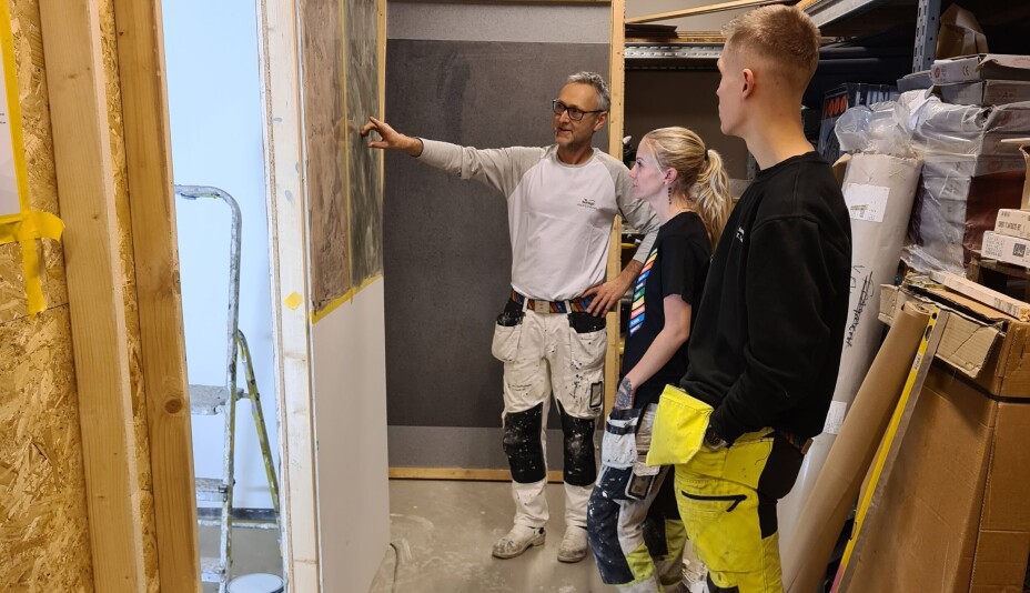STUCCO: Alf Tore Bjørlo forklarer utførelse av stucco i form av Sto Marmorino, til Caroline og Robin.