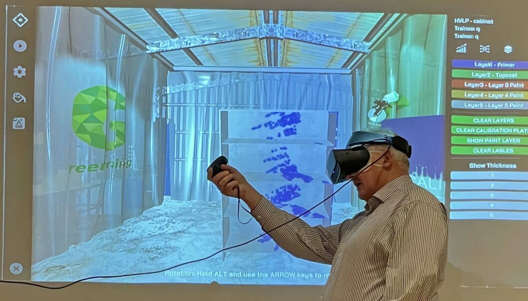 VR-BRILLER: På Representantskapsmøtet til Malermestrenes Landsforbund i Sandefjord i fjor fikk laugslederne demonstrert hvordan VR-briller kan brukes til å trene på sprøytemaling. VR-BRILLER: På Representantskapsmøtet til Malermestrenes Landsforbund i Sandefjord i fjor fikk laugslederne demonstrert hvordan VR-briller kan brukes til å trene på sprøytemaling.