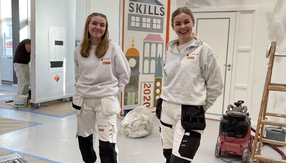 NYE SIDER: Ellen Olivia Magnusson (til venstre) og Sandra Martine Danielsen fikk se nye sider av faget ved Tec College i Danmark. – Man blir veldig motivert og inspirert til å ta med dette hjem og få engasjert de hjemme også. Det har vært veldig allright, sier Danielsen. to add image caption NYE SIDER: Ellen Olivia Magnusson (til venstre) og Sandra Martine Danielsen fikk se nye sider av faget ved Tec College i Danmark. – Man blir veldig motivert og inspirert til å ta med dette hjem og få engasjert de hjemme også. Det har vært veldig allright, sier Danielsen. to add image caption