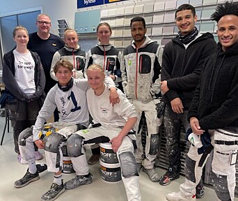 PÅ KURS: Mens de ventet på tørken tok lærlingene turen til Mal Proff på Tunga hvor det var leverandørmesse og matservering. Bak fra venstre: Thea, Marius Rønning fra Jotun, Vilde, Sofie, Tesfalidiet, Kevin og Simon. Foran fra venstre: Albert og Even. PÅ KURS: Mens de ventet på tørken tok lærlingene turen til Mal Proff på Tunga hvor det var leverandørmesse og matservering. Bak fra venstre: Thea, Marius Rønning fra Jotun, Vilde, Sofie, Tesfalidiet, Kevin og Simon. Foran fra venstre: Albert og Even.