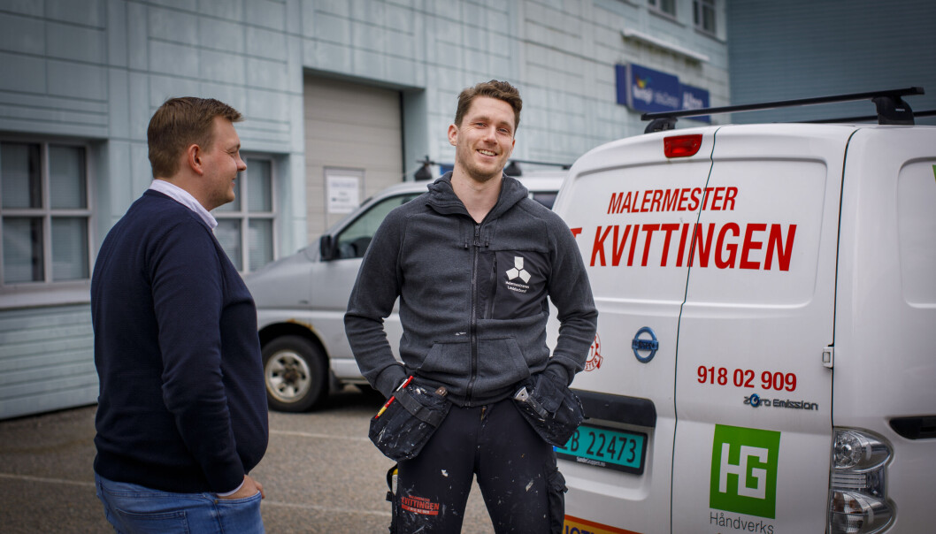 FOR NORGE OG KOLLEGENE: Sander Kvittingen konkurrerer for faget, bedriften og kollegene. Her får han en peptalk fra daglig leder Simen Bjørnestad ved Opplærlingkontoret for Overflateteknikk – Vest. FOR NORGE OG KOLLEGENE: Sander Kvittingen konkurrerer for faget, bedriften og kollegene. Her får han en peptalk fra daglig leder Simen Bjørnestad ved Opplærlingkontoret for Overflateteknikk – Vest.