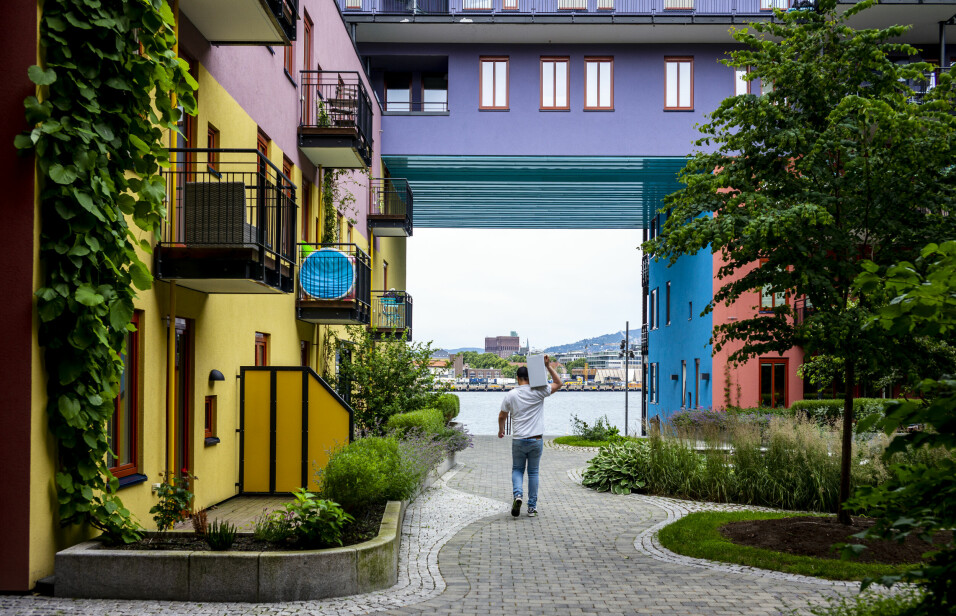 EN FARGEFAVORITT: Denne bakgården på hypermoderne Sørenga er et eksempel som Hanne Terese Støverud trekker fram som et godt eksempel på spennende fargebruk i Oslo.