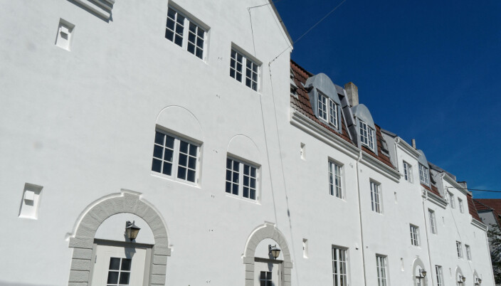 STOROPPDRAG: 100 år gamle eiendommer med 54 leiligheter har gitt Malermesterfirma Emberland det største oppdraget på flere år. «De tusen hjem» i Haugesund, også kjent som Kommunegården, ble rammet av sprekker og flass. Det viste seg at bygget var malt med feil maling, og firmaet som malte, gikk konkurs. Nå er Emberland i gang med å fjerne gammel maling, sandblåse, utbedre skader på muren og male på nytt. STOROPPDRAG: 100 år gamle eiendommer med 54 leiligheter har gitt Malermesterfirma Emberland det største oppdraget på flere år. «De tusen hjem» i Haugesund, også kjent som Kommunegården, ble rammet av sprekker og flass. Det viste seg at bygget var malt med feil maling, og firmaet som malte, gikk konkurs. Nå er Emberland i gang med å fjerne gammel maling, sandblåse, utbedre skader på muren og male på nytt.