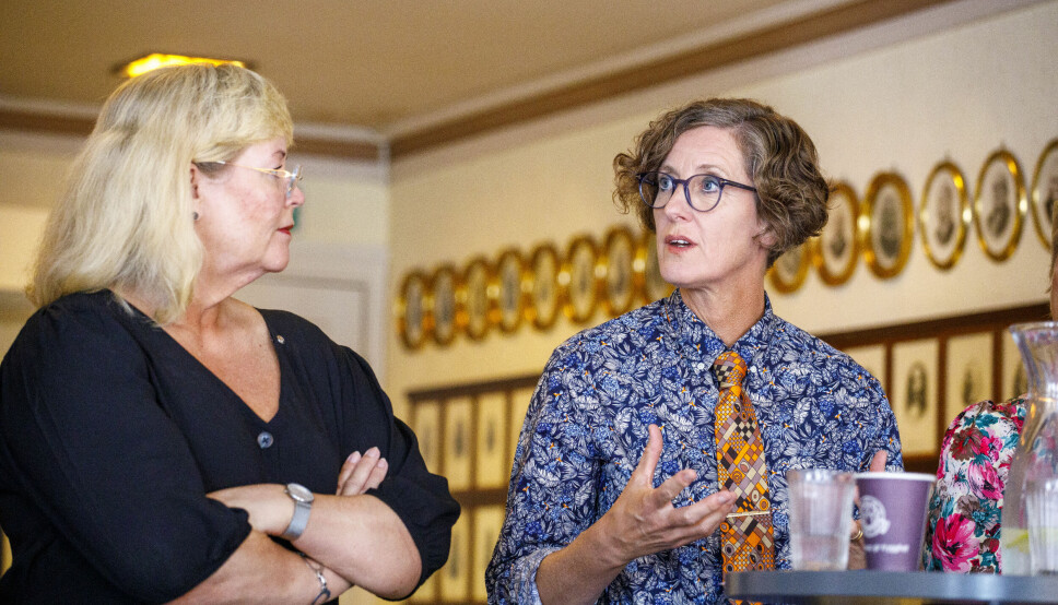 BRANSJE SOM SLITER: LO-sekretær Trude Tinnlund (til venstre) lytter når Anna Furhoff Jensen i Malermestrenes Landsforbund forteller om en bransje som sliter med rekrutteringsproblemer, konkurranse fra kriminelle og manglende anseelse.