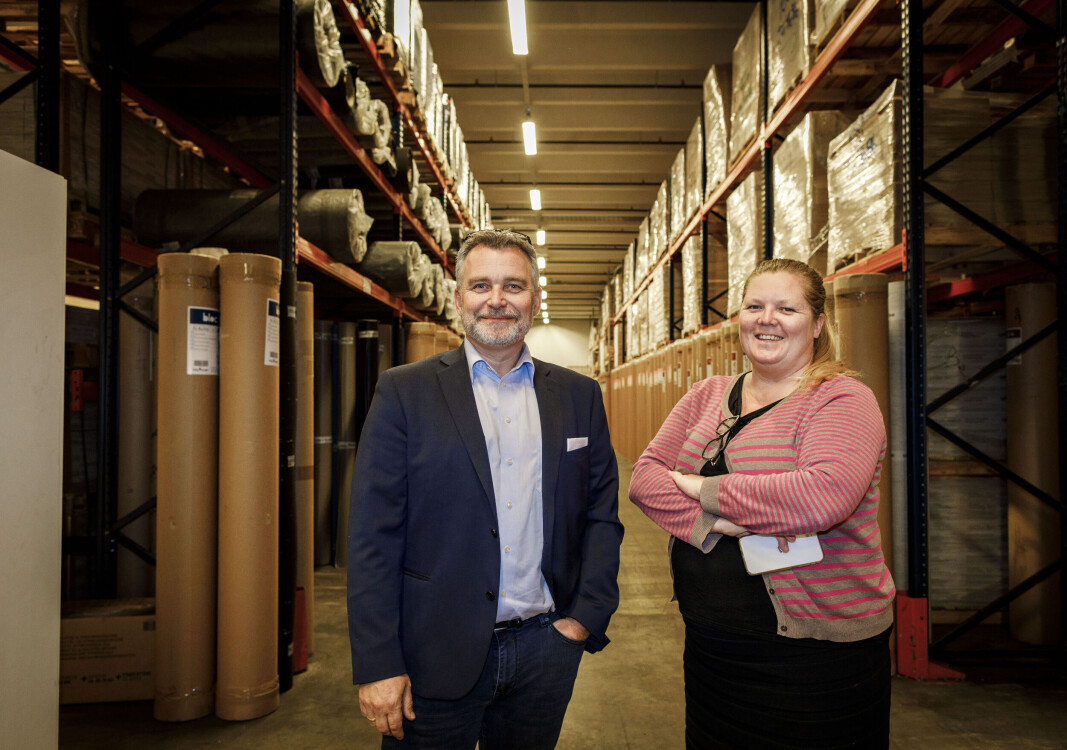 DOBLET KAPASITET: Daglig leder Rune Bjørnstad og innkjøps- og logistikksjef Merete Mundal Aarskog i Polyflor Nordic konstaterer at lageret er blitt mye viktigere under og etter pandemien. DOBLET KAPASITET: Daglig leder Rune Bjørnstad og innkjøps- og logistikksjef Merete Mundal Aarskog i Polyflor Nordic konstaterer at lageret er blitt mye viktigere under og etter pandemien.