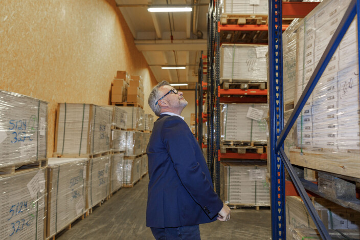 225.000 KVADRATMETER GULV: Rune Bjørnstad har nok gulv på lager til å dekke fire middelsstore sykehus. 225.000 KVADRATMETER GULV: Rune Bjørnstad har nok gulv på lager til å dekke fire middelsstore sykehus.