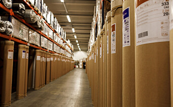 PLASSUTNYTTELSE: Ruller med gulvbelegg på geledd, paller med vinylfliser til taket – Polyflor Nordics lager er utnyttet til fulle. PLASSUTNYTTELSE: Ruller med gulvbelegg på geledd, paller med vinylfliser til taket – Polyflor Nordics lager er utnyttet til fulle.
