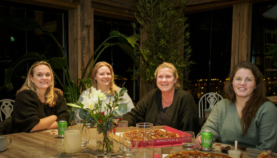 FELLES UTFORDRINGER: Et knippe malere utveksler erfaringer over en pizza. Fra venstre: Christine Danielsen, Mie Pedersen, Tone Pedersen og Ingvild Heen.