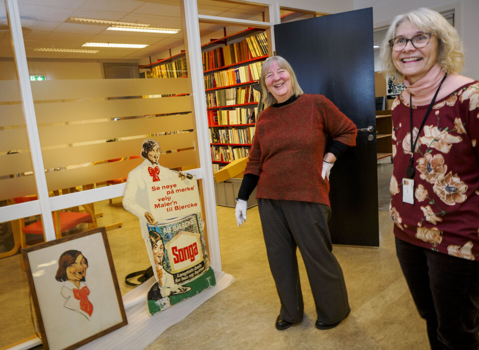 FREM FRA FORTIDEN: Konservator Tone Rasch (til venstre) og bibliotekar Anne Solberg arbeider med å ta vare på og vise fram arkivet til maling- og lakkprodusenten Alf Bjercke, som mange forbinder med den ikoniske Maler’n.
