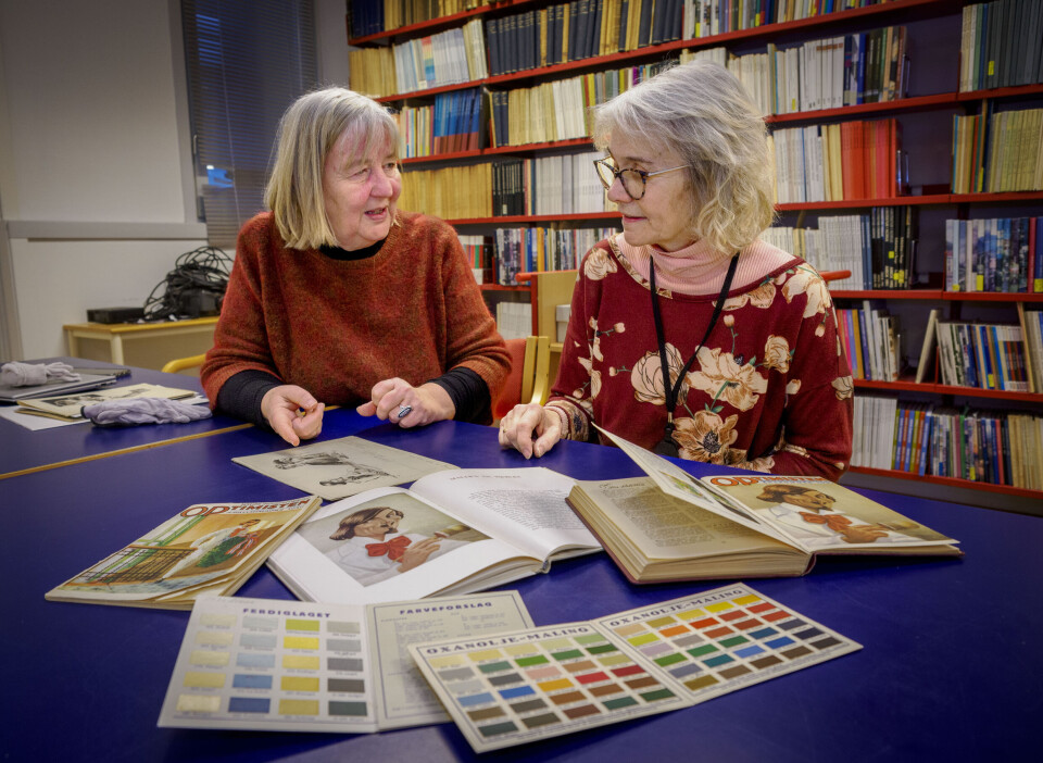 ARKIVPROSJEKT: Konservator Tone Rasch (til venstre) og bibliotekar Anne Solberg finner mange skatter i Alf Bjerckes arkiv. Nå blir det mye mer tilgjengelig enn før.