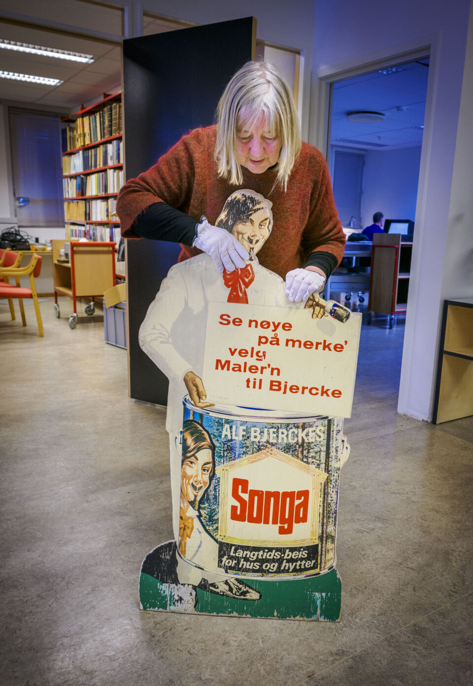 STERK MERKEVARE: Maler’n til Bjercke ble prototypen på en maler, konstaterer konservator Tone Rasch, her med en patinert utgave som reklamerer for Songa-beis.