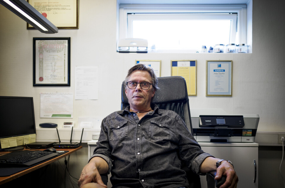 UBEKVEMT: Egentlig liker ikke Baard Samuelsen å sitte på kontoret. Han innser at han har sin styrke ute – som maler.