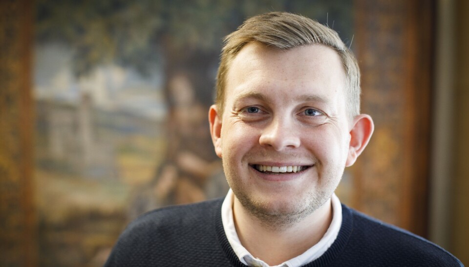 LETTET: Simen Bjørnestad er daglig leder ved Opplæringskontoret for Overflateteknikk – Vest i Bergen. Han er svært glad for at kontoret fortsatt kan drive som i dag. Portrett av Simen Bjørnestad