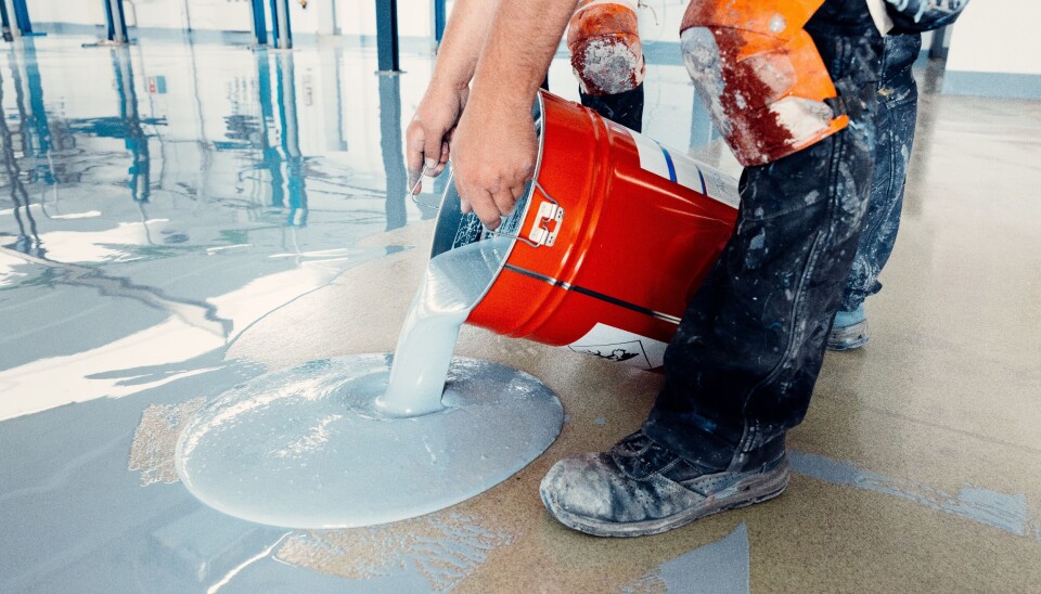 MUSKEL- OG SKJELETTPLAGER: 800.000 tapte dagsverk i bygg- og anleggsbransjen skyldes den tunge jobben som de ansatte gjør, skriver Hans Petter Nilsen i Arbeidstilsynet. Gulvlegger heller masse på et gulv.