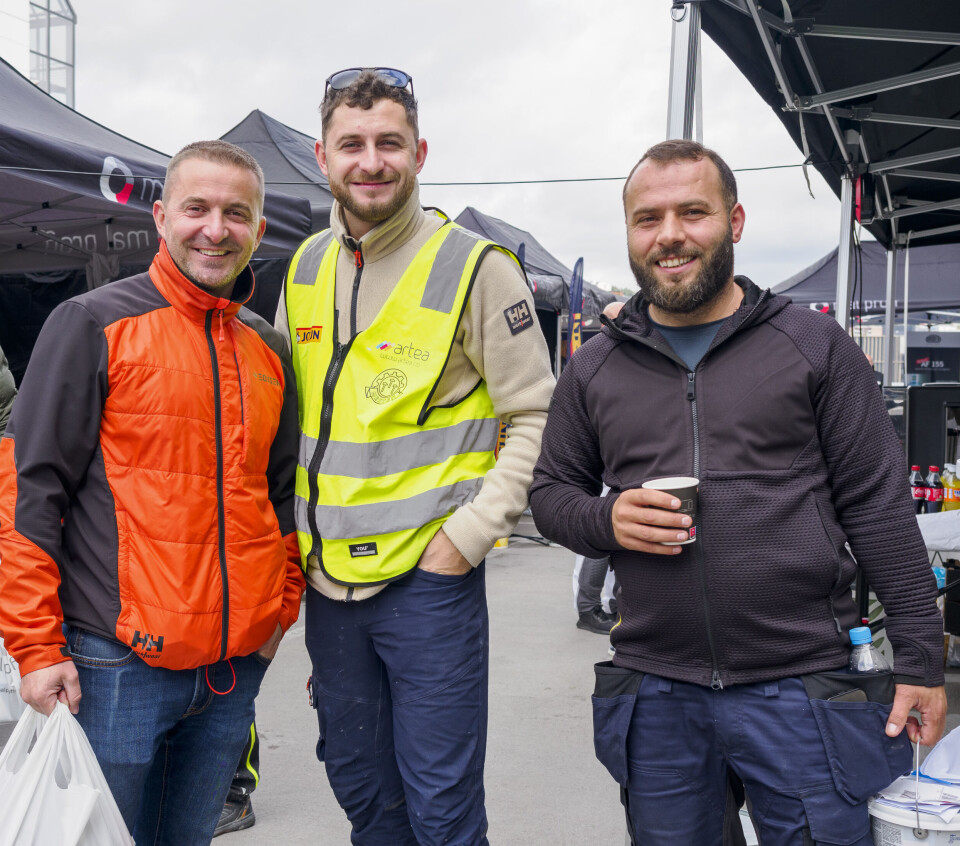 KOMPISER OG KONKURRENTER: Kushtrim Krasniqi, (fra venstre), Ylber Halili og Blerim Feka tok turen for å se på nyheter, spise litt og kanskje se om det var mulig å oppdrive et godt tilbud.