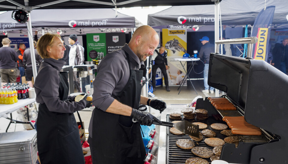 2300 BURGERE: Produkt- og konseptsjef Jørn Hansen i Mal Proff, driftsdirektør Tanja Røtterud og Arild Godal (utenfor bildet) sørget for at alle besøkende fikk noe å bite i.