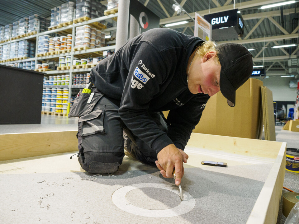 STØDIG PÅ HÅNDEN: Mathias Lillevik Syvertsen skal gjenskape logoen til Mal Proff på gulvet.