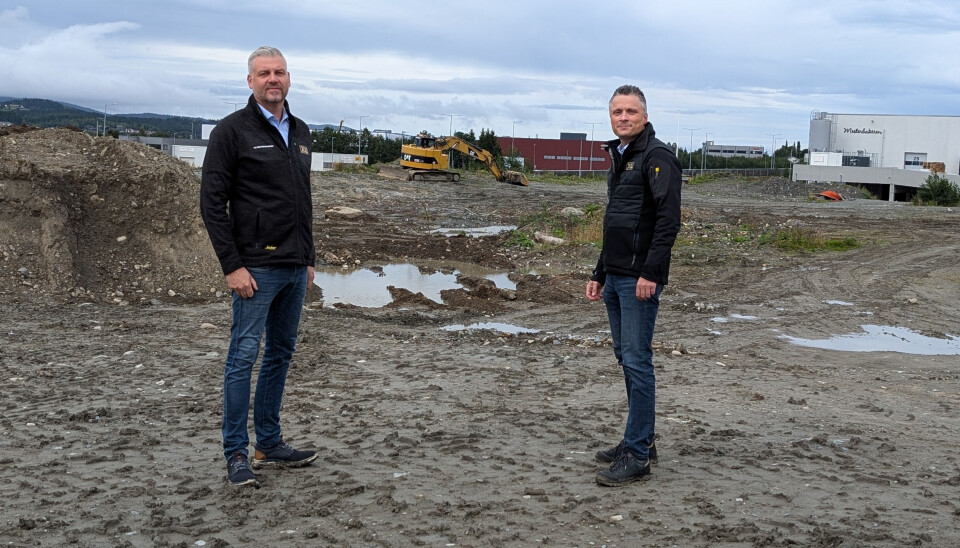 VAREHUS FOR PROFFENE: Her skal det bygges et nytt anlegg på Sandmoen, forteller regiondirektør Kristian Williamsen (til venstre9 og salgssjef Tormod Wie i Mesterguppen.