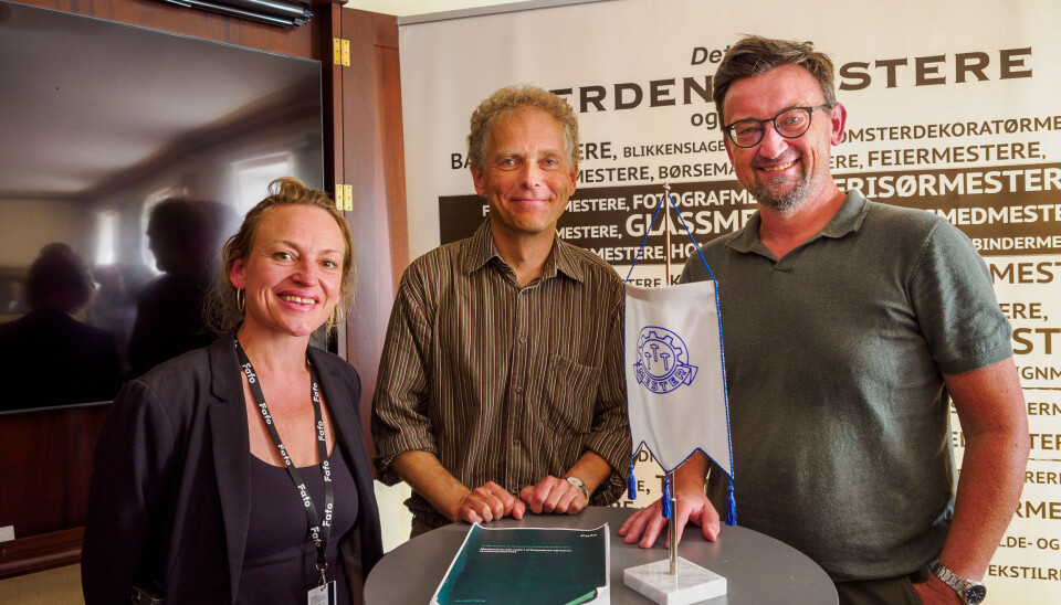 MESTERBREV UNDER LUPEN: Fafo-forskerne Hedda Haakestad og Torgeir Nyen kunne overrekke rapporten til daglig leder André Kristiansen i Mesterbrevnemnda. Gruppebilde.