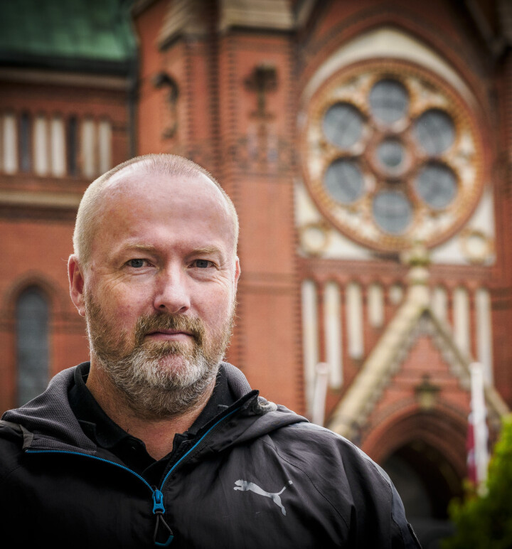 LIV OG LÆRLING: Vidar Sagmyr i byggebransjens uropatrulje skulle ønske det ble stilt enda strengere krav til lærlinger i bedriftene som skal sette i stand gamle kirker. Sagmyr foran kirke.