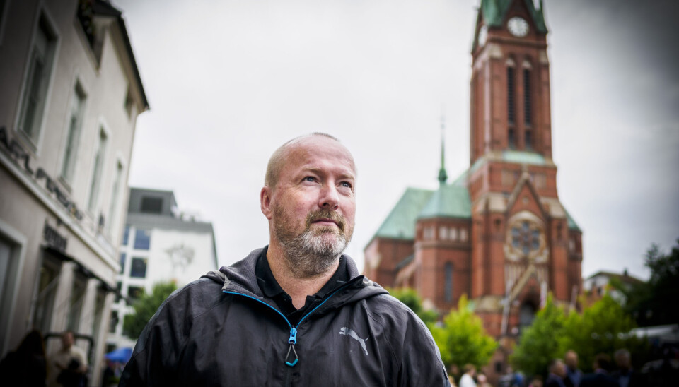 INNSER DILEMMA: Vidar Sagmyr erkjenner at mange av de mest kvalifiserte og spesialiserte håndverkerne driver mer eller mindre alene. Men han mener likevel det må finnes løsning som ivaretar krav om lærlinger. sagmyr foran kirke.