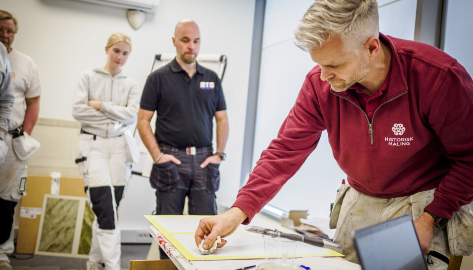 PRISVINNER: Malermester Studsrud ble hedret i 2017. Hvem som vinner årets Bygg og Bevarpris, kan du være med på å påvirke ved å nominere en kandidat. Bildet viser Roger Studsrud som holder kurs i gamle maleteknikker i regi av Malermestrenes Landsforbund tidligere i år.