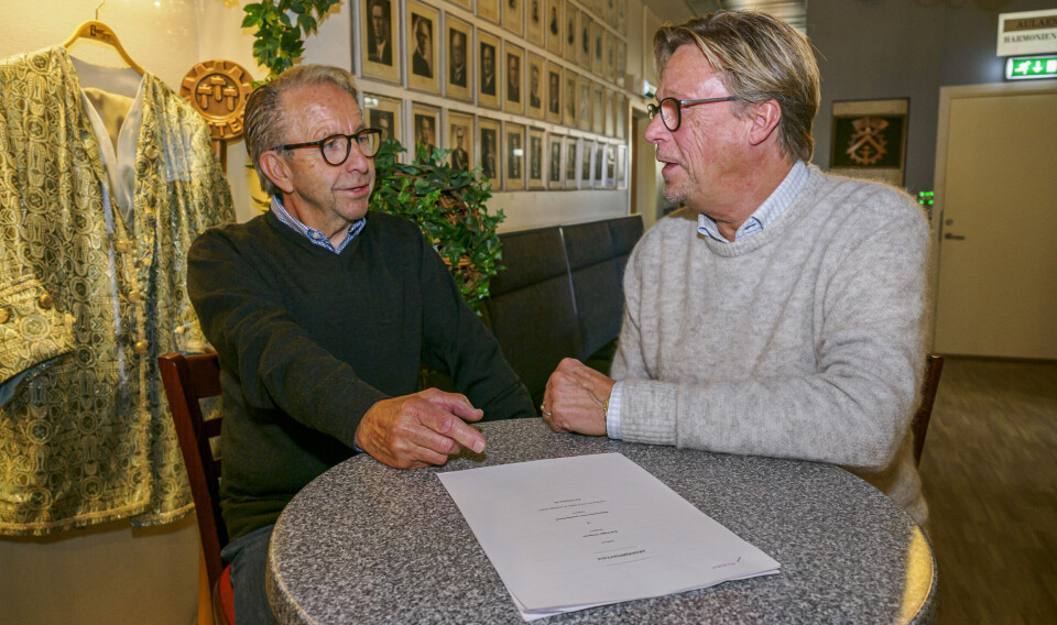 AVTALE PÅ BORDET: Rolf Simpson (t.v.) og styreleder Baard Samuelsen i MLF har kommet til enighet. Det er begge glade for. De to sammen ved et bord med avtalen.