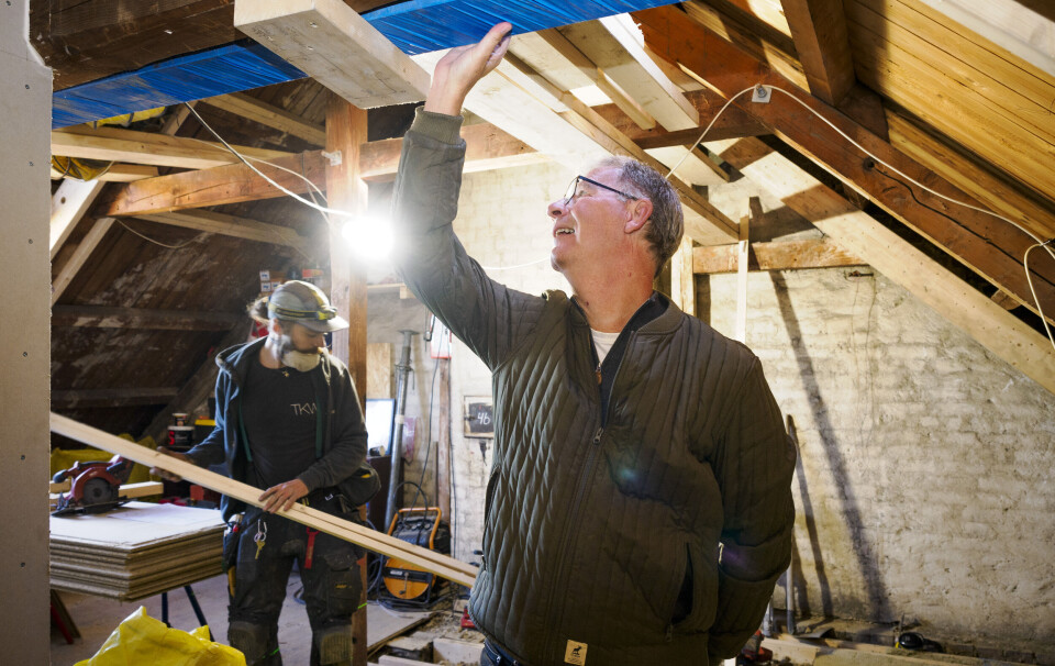 MER AKTIVITET: Administrerende direktør Robert Steen tror forslaget om momsfritak for energiøkonomsering vil skape mer aktivitet i hele bransjen. Robert Steen ser på tømrer i arbeid.