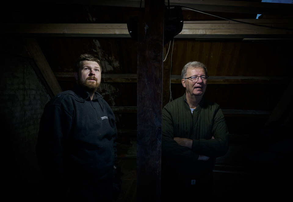 MINDRE SVART ARBEID: Tømrer Christer Paulsen (t.v.) tror et momsfritak vil kanalisere mer arbeid inn i ryddige og lovlige former. Robert Steen i BHN er enig. De to sammen på loftet.