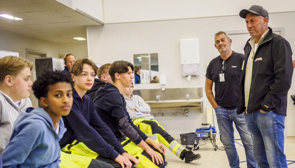 STORE MULIGHETGER: Daglig leder Odd-Erik Kanth-Lundem hos Prosjekt Håndverk og Flüggers proffselger Jørn Bækkevold opplyser elver på Vestby videregående skole om hva malerfaget kan tilby. De to i samtale med elevene.