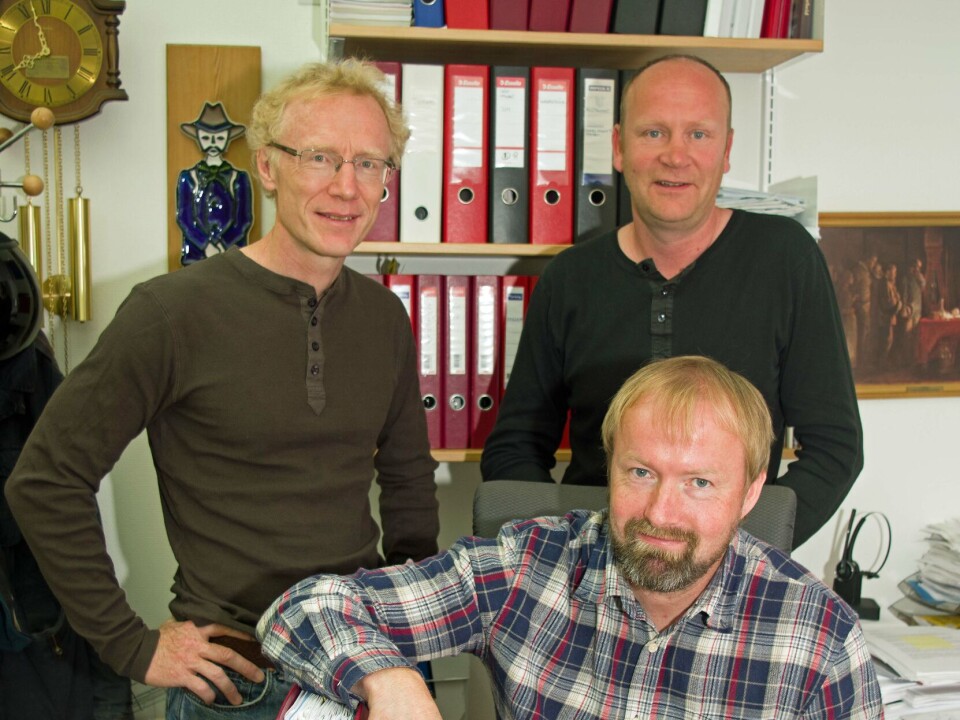 SAMARBEIDET: Fair Play-avdelingene har hele tiden samarbeidet med organisasjonene for både arbeidsgivere og arbeidstagere. Her har Vidar Sagmyr tatt frem permen med saker i 2014 sammen med Jan Rune Brovold i Malernes Forening (bak til høyre) og Steinar Krogstad i Fellesforbundet (bak til venstre), som nå er nestleder i LO.