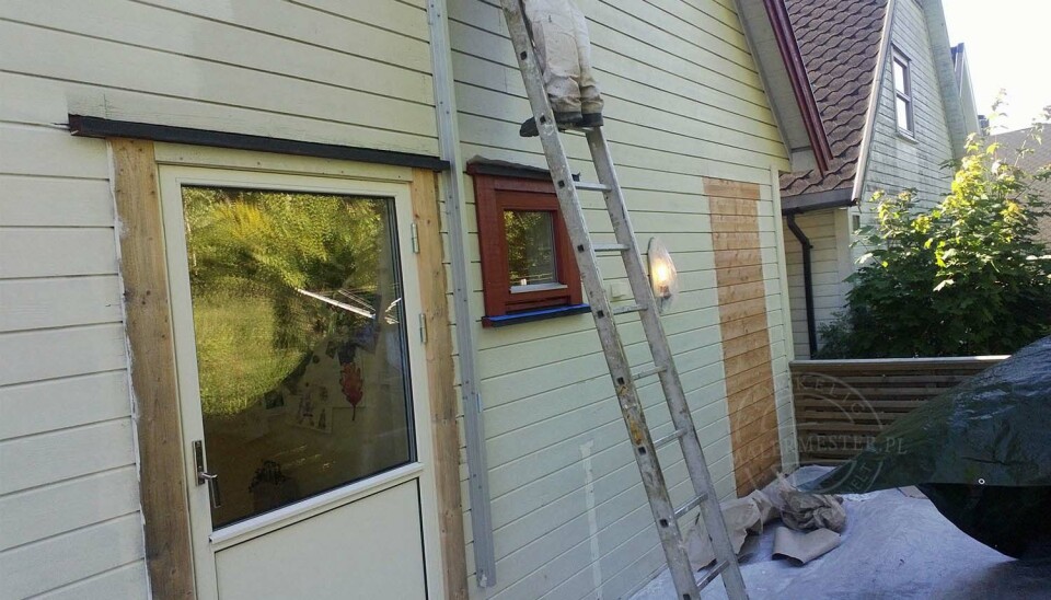 MANN I STIGE: Slik markedsførte han seg, maleren som kalte seg mester og som Jonas Gahr Støre anbefalte varmt i 2015. Senere har Støre blitt en varm støttespiller for Fair Play-arbeidet mot akrim.